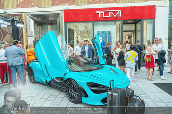 Store Opening - TUMI Shop, Wien - Mi 07.09.2022 - türkiser McLaren vor dem Geschäft, Auto mit Flügeltüren, pro1