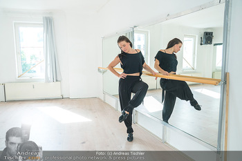 Presseshooting zu ´Die Tanzstunde´ - Privates Tanzstudio, Wien - Fr 09.09.2022 - Conny KREUTER in der Tanzschule46
