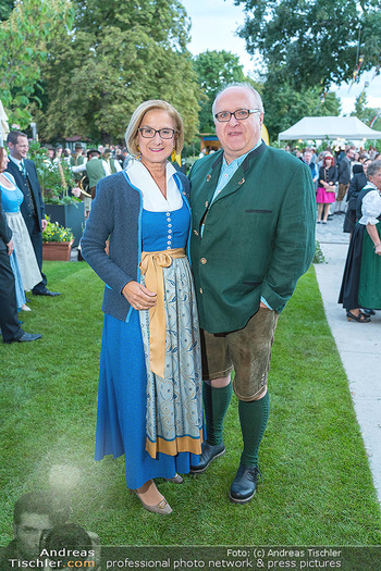 10. NÖ Trachtenball - Grafenegg - Sa 10.09.2022 - Johanna MIKL-LEITNER mit Ehemann Andreas93