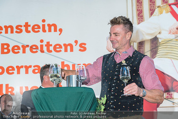 Kaiserwiesn Opening - Kaiserwiese beim Riesenrad, Wien - Do 22.09.2022 - Leo HILLINGER mit seinem Wein57
