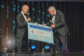 Schmuckstars Awards Gala 2022 - Ariana Event Halle - Sa 24.09.2022 - Christian LERNER übergibt Scheck an Pius STROBL153