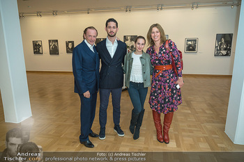 Helmut Newton Legacy Vernissage - BA Kunstforum, Wien - Di 18.10.2022 - Peter KÖNIG, Barbara SCHLAFF mit Kindern (?)40