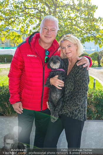 Rado Promis gegen Profis Tennis - Colony Tennisclub, Wien - So 23.10.2022 - Toni POLSTER mit Birgit und Hund Palma11