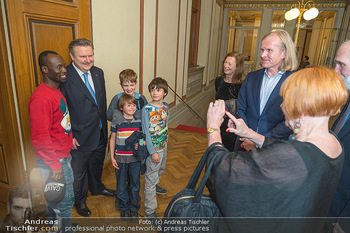 Uraufführung der Donau Symphonie - Musikverein, Wien - Do 03.11.2022 - Chris LOHNER fotografiert mit Handy Michael LUDWIG mit Kindern8