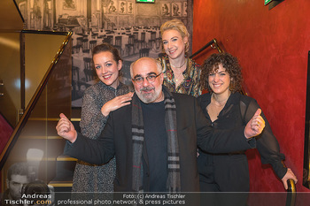 Premiere ´Des Bullis Kern´ - Kabarett Simpl, Wien - Di 08.11.2022 - Katharina DORIAN, Jennifer FRANKL, Ariana SCHIRASI-FARD, Michael12