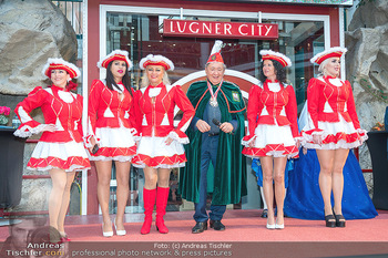 Lugners Narrenwecken - Lugner City, Wien - Sa 12.11.2022 - Richard LUGNER in FaschingskostÃ¼m mit Tierchen (u.a. Bambi, KÃ¤3