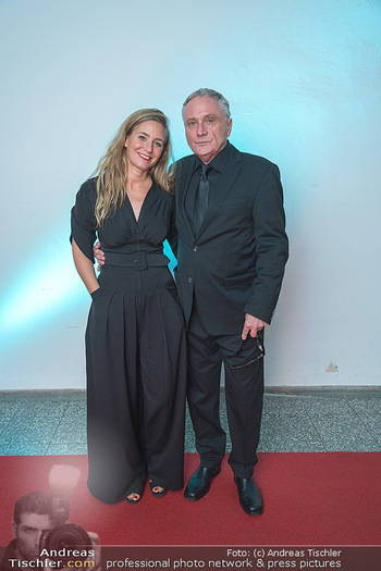 Nestroy Gala - Art for Art - So 13.11.2022 - Bernhard SCHIR mit Ehefrau Katharina WINKLER13