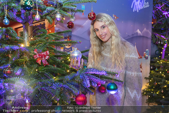 Milka Weihnachtsfest - Pony Karussel Prater, Wien - Di 15.11.2022 -  Anna GASSER bei Christbaum (advent, Weihnachten, x-mas)32