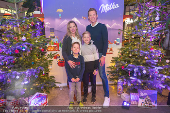 Milka Weihnachtsfest - Pony Karussel Prater, Wien - Di 15.11.2022 - Florian DANNER mit Familie (Ehefrau, Kinder)44