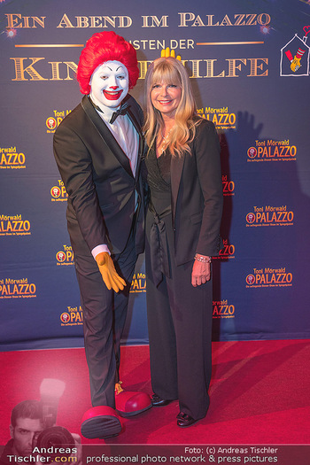 Ronald McDonald Kinderhilfe Charity - Palazzo, Wien - Mi 16.11.2022 - Karin SCHMIDT mit Ronald McDonald (Clown)5