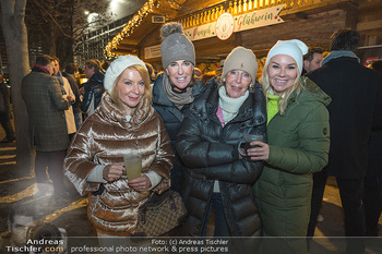 Promi Punsch für Licht ins Dunkel - Alm Advent, Wien - Mo 28.11.2022 - Gerda ROGERS, Kathi STUMPF mit Mutter Elisabeth, Sylvia GRAF1