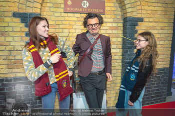 Harry Potter Ausstellungseröffnung - Metastadt, Wien - Do 15.12.2022 - Manuel RUBEY mit Kindern Luise und Ronja1
