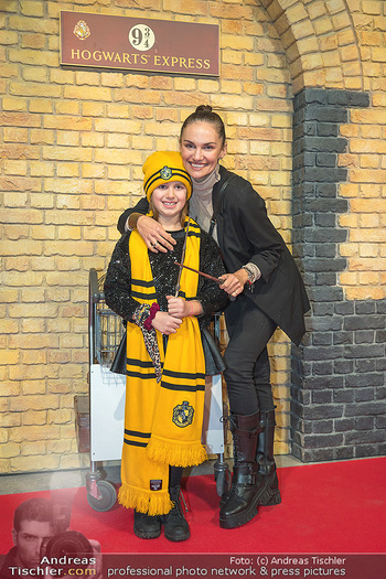 Harry Potter Ausstellungseröffnung - Metastadt, Wien - Do 15.12.2022 - Tanja DUHOVICH mit Tochter Niki5