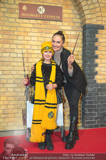 Harry Potter Ausstellungseröffnung - Metastadt, Wien - Do 15.12.2022 - Tanja DUHOVICH mit Tochter Niki6