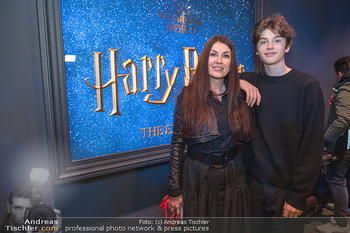 Harry Potter Ausstellungseröffnung - Metastadt, Wien - Do 15.12.2022 - Monika BALLWEIN mit Sohn Noah11