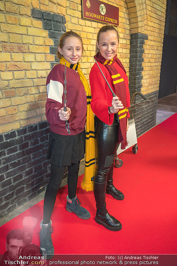 Harry Potter Ausstellungseröffnung - Metastadt, Wien - Do 15.12.2022 - Missy MAY mit Tochter Marie16