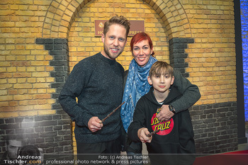 Harry Potter Ausstellungseröffnung - Metastadt, Wien - Do 15.12.2022 - Marcus FREISTÄTTER, Adriana ZARTL mit Sohn Luca (Luka)32