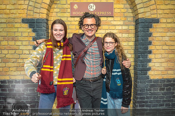 Harry Potter Ausstellungseröffnung - Metastadt, Wien - Do 15.12.2022 - Manuel RUBEY mit Kindern Luise und Ronja39