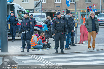 Klimakleber und Polizei - Wien - Fr 13.01.2023 - Klima-Kleber Klimakleber behindert verkehr, verursachen Stau, Pr2