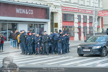Klimakleber und Polizei - Wien - Fr 13.01.2023 - 4
