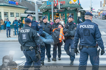 Klimakleber und Polizei - Wien - Fr 13.01.2023 - Klima-Kleber Klimakleber behindert verkehr, verursachen Stau, Pr7