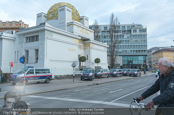 Klimakleber und Polizei - Wien - Fr 13.01.2023 - Polizei Großaufgebot bei der Secession8