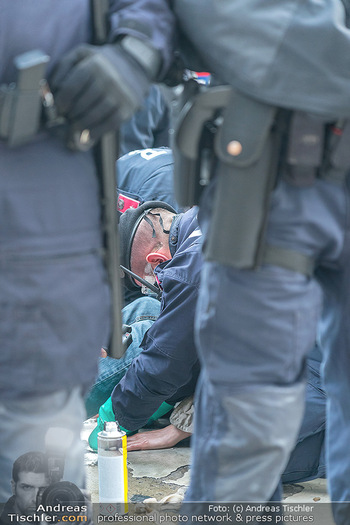 Klimakleber und Polizei - Wien - Fr 13.01.2023 - Martha KRUMPECK, Anführerin Klimakleber, wird festgenommen10