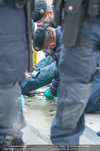 Klimakleber und Polizei - Wien - Fr 13.01.2023 - Martha KRUMPECK, Anführerin Klimakleber, wird festgenommen11