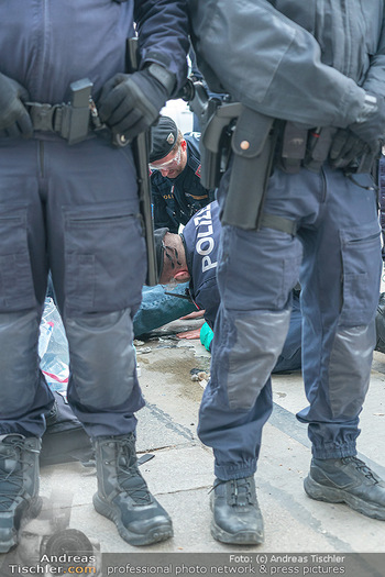 Klimakleber und Polizei - Wien - Fr 13.01.2023 - Martha KRUMPECK, Anführerin Klimakleber, wird festgenommen12