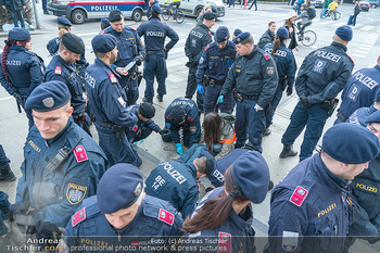Klimakleber und Polizei - Wien - Fr 13.01.2023 - Martha KRUMPECK, Anführerin Klimakleber, wird festgenommen13