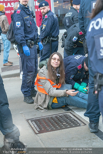 Klimakleber und Polizei - Wien - Fr 13.01.2023 - Martha KRUMPECK, Anführerin Klimakleber, wird festgenommen16