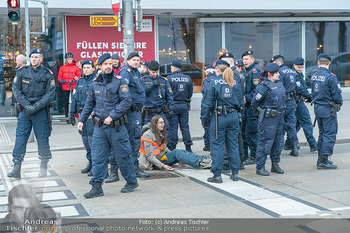 Klimakleber und Polizei - Wien - Fr 13.01.2023 - Martha KRUMPECK, Anführerin Klimakleber, wird festgenommen21
