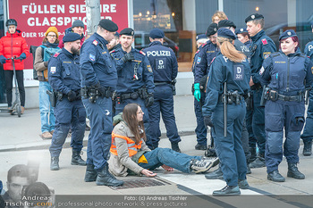 Klimakleber und Polizei - Wien - Fr 13.01.2023 - Martha KRUMPECK, Anführerin Klimakleber, wird festgenommen22