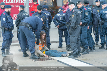 Klimakleber und Polizei - Wien - Fr 13.01.2023 - Martha KRUMPECK, Anführerin Klimakleber, wird festgenommen23