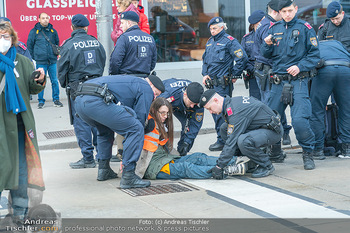 Klimakleber und Polizei - Wien - Fr 13.01.2023 - Martha KRUMPECK, Anführerin Klimakleber, wird festgenommen24