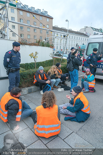 Klimakleber und Polizei - Wien - Fr 13.01.2023 - Klima-Kleber Klimakleber Gruppe, Polizei Bewachung28