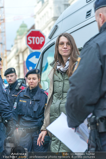 Klimakleber und Polizei - Wien - Fr 13.01.2023 - Martha KRUMPECK, Anführerin Klimakleber, wird festgenommen30