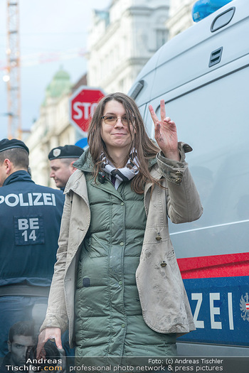 Klimakleber und Polizei - Wien - Fr 13.01.2023 - Martha KRUMPECK, Anführerin Klimakleber, wird festgenommen31