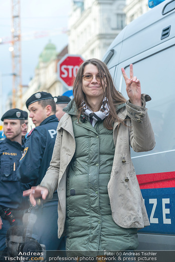 Klimakleber und Polizei - Wien - Fr 13.01.2023 - Martha KRUMPECK, Anführerin Klimakleber, wird festgenommen32