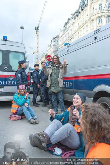 Klimakleber und Polizei - Wien - Fr 13.01.2023 - Martha KRUMPECK, Anführerin Klimakleber, wird festgenommen34