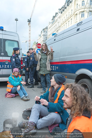 Klimakleber und Polizei - Wien - Fr 13.01.2023 - Martha KRUMPECK, Anführerin Klimakleber, wird festgenommen35