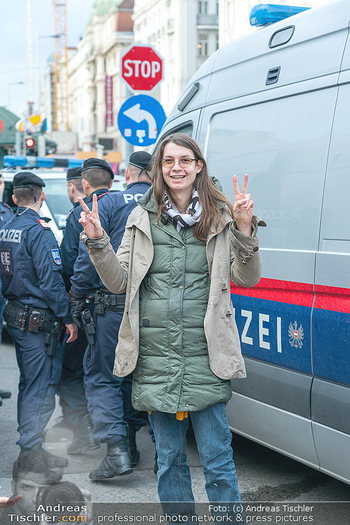 Klimakleber und Polizei - Wien - Fr 13.01.2023 - Martha KRUMPECK, Anführerin Klimakleber, wird festgenommen36