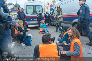 Klimakleber und Polizei - Wien - Fr 13.01.2023 - Martha KRUMPECK, Anführerin Klimakleber, wird festgenommen37