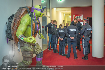 Lugner PK Opernballgast Bekanntgabe - Lugner Kinocity, Wien - Do 26.01.2023 - Polizei in der LugnerLounge wegen Demonstranten, Demo, eat the r33