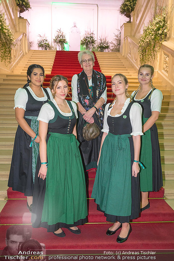 Jägerball - Hofburg, Wien - Mo 30.01.2023 - Gexi TOSTMANN mit jungen Damen in ihren Dirndln, Kleidern42