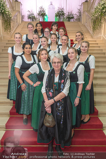 Jägerball - Hofburg, Wien - Mo 30.01.2023 - Gexi TOSTMANN mit jungen Damen in ihren Dirndln, Kleidern48