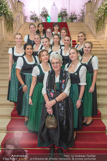 Jägerball - Hofburg, Wien - Mo 30.01.2023 - Gexi TOSTMANN mit jungen Damen in ihren Dirndln, Kleidern49