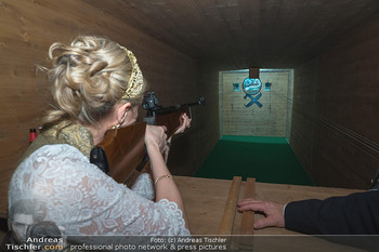 Jägerball - Hofburg, Wien - Mo 30.01.2023 - Christa KUMMER zielt mit Gewehr auf Zielscheibe230