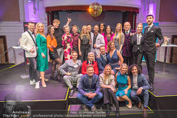 Dancing Stars Paar Präsentation - Lorely Saal, Wien - Mo 06.02.2023 - Gruppenfoto Dancing Stars Tanzpaare mit Moderatoren1