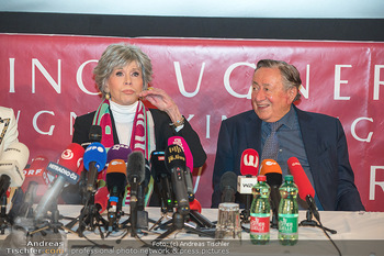 Jane Fonda PK und Autogrammstunde - Lugner City, Wien - Mi 15.02.2023 - Jane FONDA, Richard LUGNER41